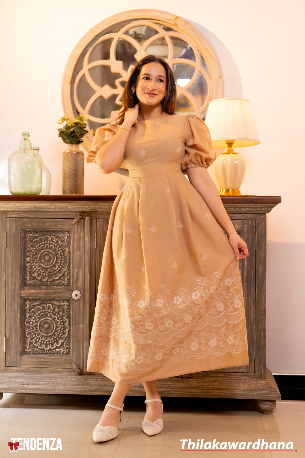 Tendenza Embroidered Puff Sleeve Midi Dress